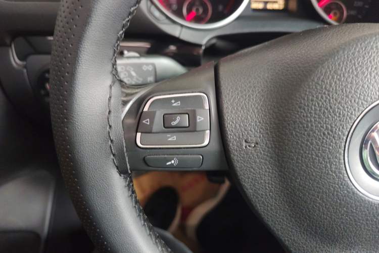 Used Volkswagen Golf 2012 1.4TSI Luxury Convertible Edition Interior 6