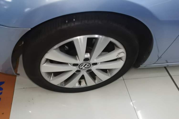 Used Volkswagen Golf 2012 1.4TSI Luxury Convertible Edition Left Front Wheel Hub