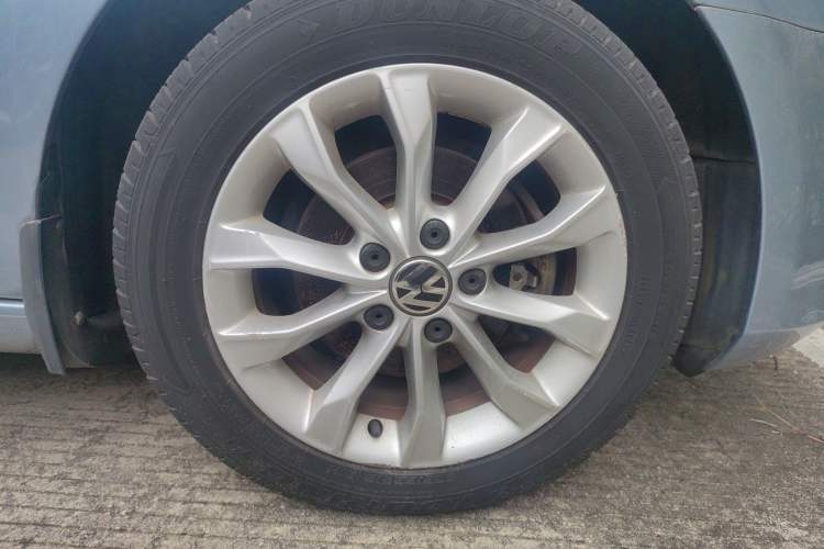 Used Volkswagen Golf 2012 1.6 Manual Comfort Edition Right Front Wheel Hub