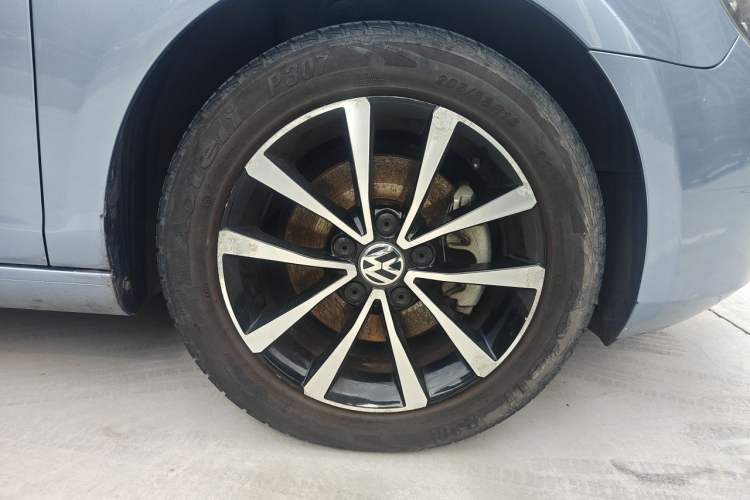Used Volkswagen Golf 2012 1.4TSI Automatic Luxury Edition Right Front Wheel Hub