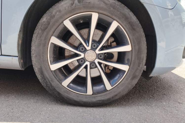 Used Volkswagen Golf 2012 1.4TSI Automatic Luxury Edition Right Front Wheel Hub