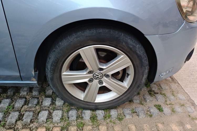Used Volkswagen Golf 2012 1.6L Automatic Fashion Model Right Front Wheel Hub