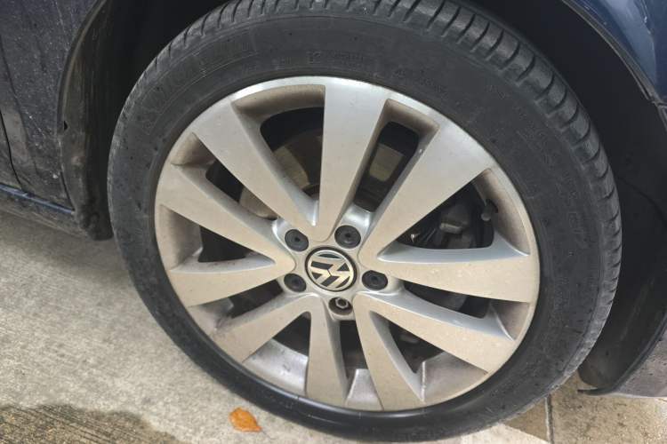 Used Volkswagen Golf 2012 1.4TSI Luxury Convertible Edition Right Front Wheel Hub