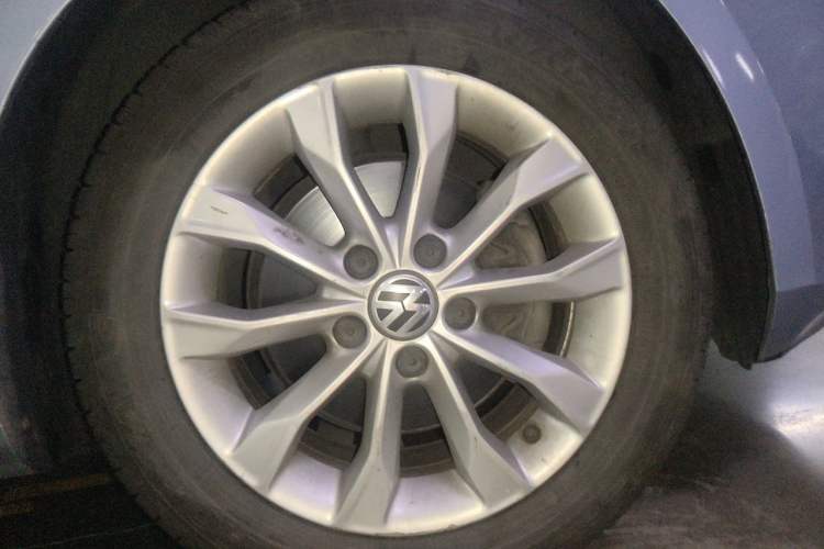 Used Volkswagen Golf 2012 1.4 TSI Automatic Comfort Edition Right Front Wheel Hub
