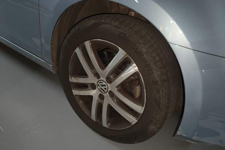 Used Volkswagen Golf 2012 1.4TSI Comfort Convertible Edition Right Front Wheel Hub