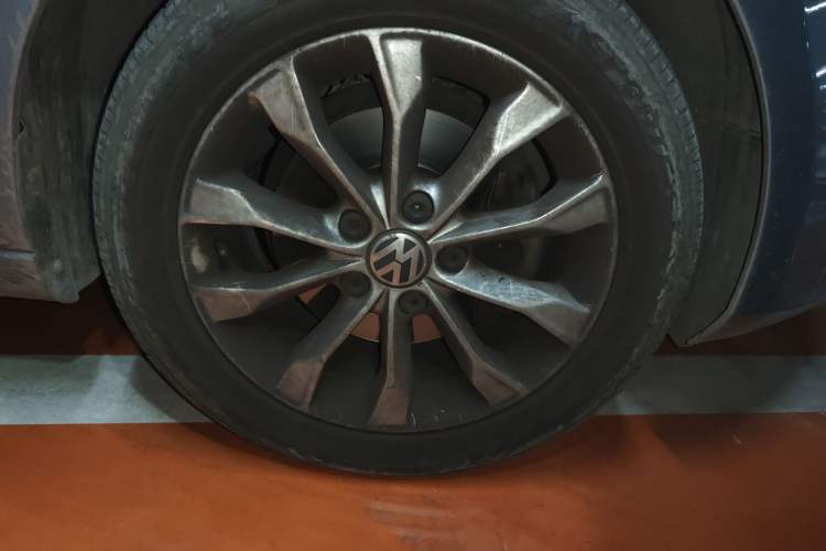 Used Volkswagen Golf 2012 1.4 TSI Automatic Comfort Edition Right Front Wheel Hub