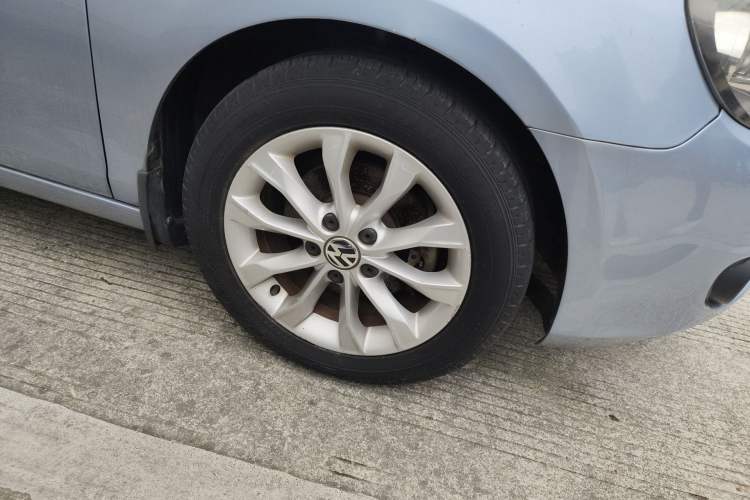 Used Volkswagen Golf 2012 1.6 Manual Comfort Edition Right Front Wheel Hub