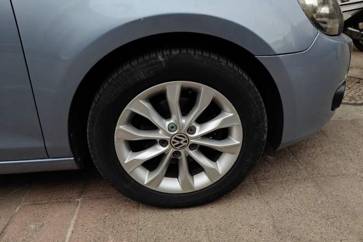 Used Volkswagen Golf 2012 1.6L Automatic Comfort Model Right Front Wheel Hub