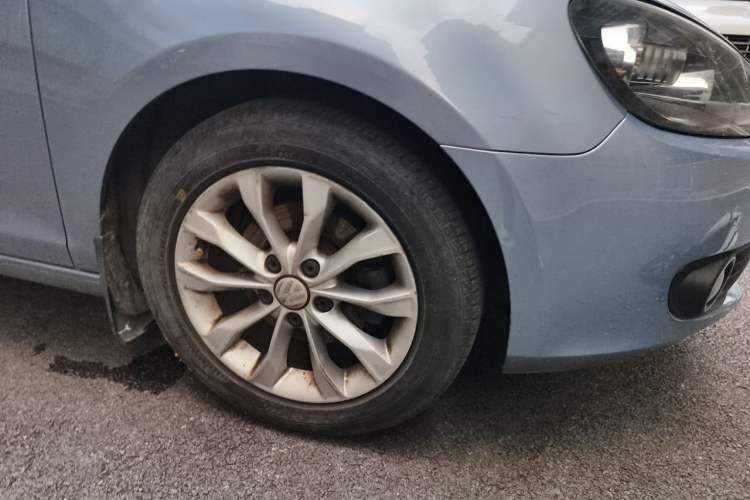 Used Volkswagen Golf 2012 1.6 Manual Comfort Edition Right Front Wheel Hub