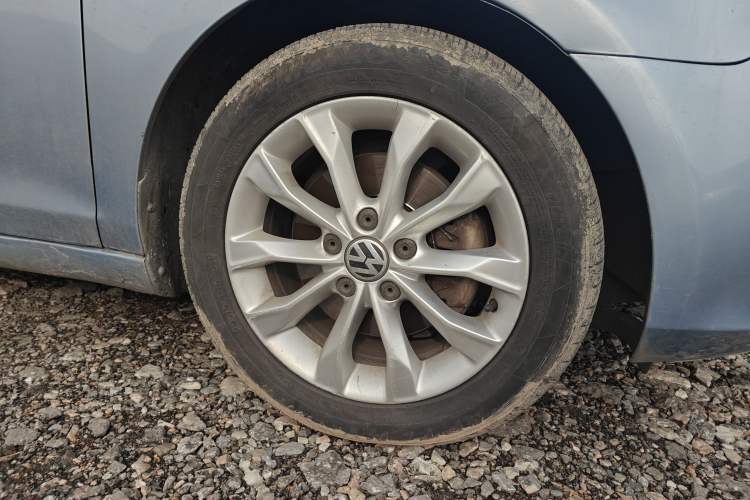 Used Volkswagen Golf 2012 1.4 TSI Automatic Comfort Edition Right Front Wheel Hub