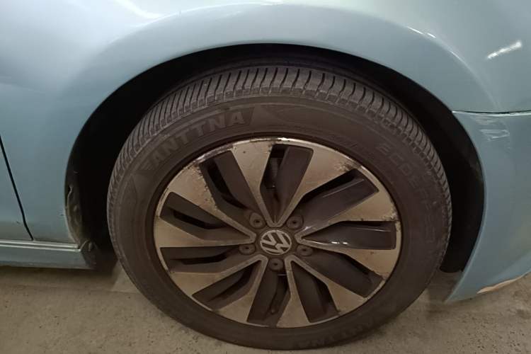 Used Volkswagen Golf 2012 1.4 TSI Automatic Comfort Edition Right Front Wheel Hub