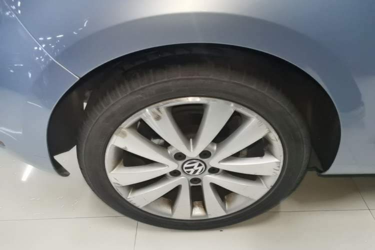 Used Volkswagen Golf 2012 1.4TSI Luxury Convertible Edition Right Rear Wheel Hub