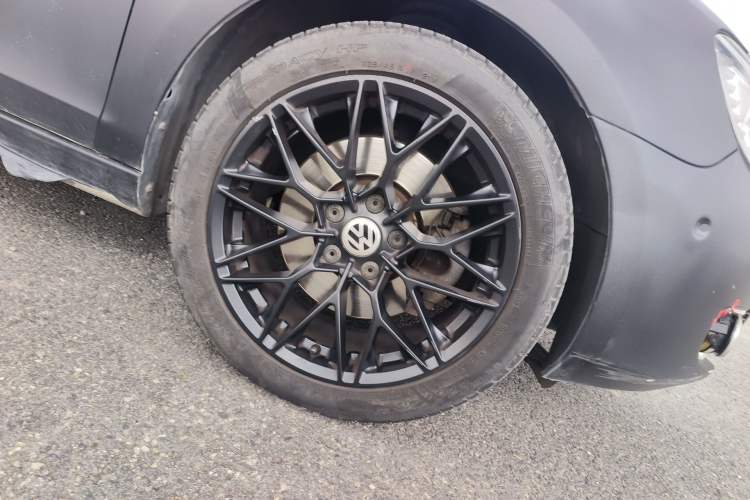 Used Volkswagen Golf 2012 1.4TSI Luxury Convertible Edition Right Front Wheel Hub