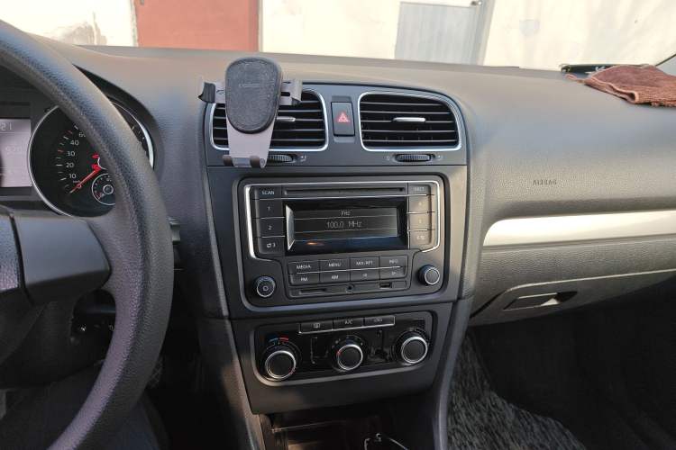 Used Volkswagen Golf 2012 1.6 Manual Fashion Edition Audio And AC Panel