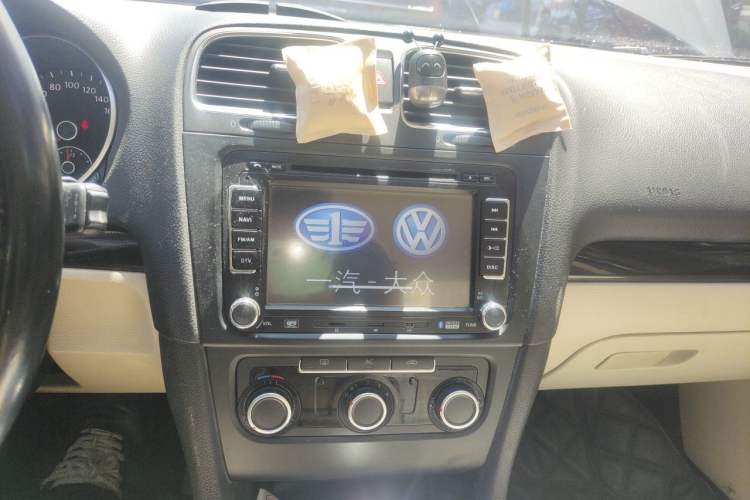 Used Volkswagen Golf 2012 1.4TSI Automatic Luxury Edition Audio And AC Panel
