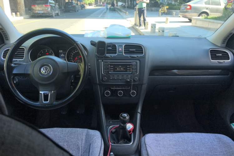 Used Volkswagen Golf 2012 1.6 Manual Comfort Edition Center Console