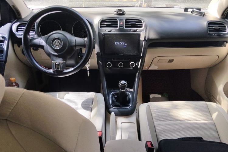 Used Volkswagen Golf 2012 1.6 Manual Comfort Edition Center Console