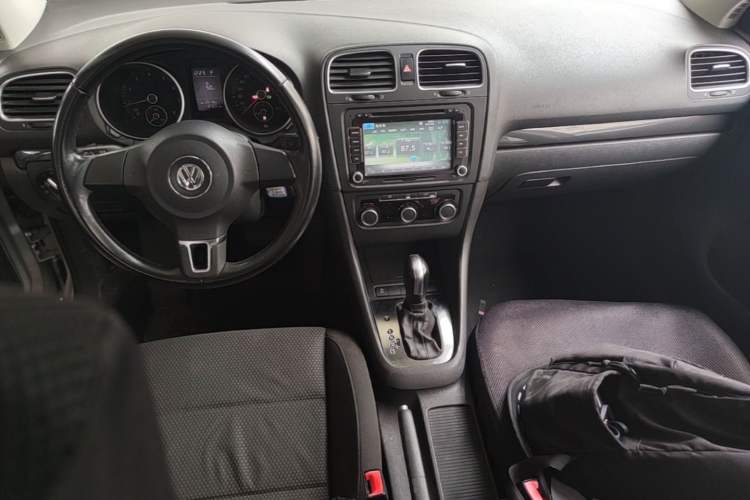 Used Volkswagen Golf 2012 1.6L Automatic Comfort Model Center Console