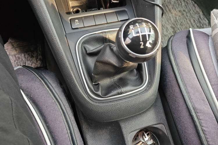 Used Volkswagen Golf 2012 1.6 Manual Fashion Edition Gear Lever