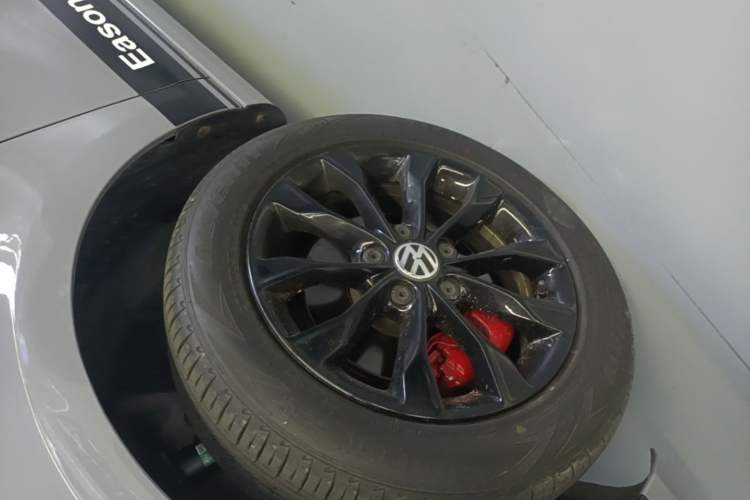 Used Volkswagen Golf 2012 1.4 TSI Automatic Comfort Edition Left Front Wheel Hub