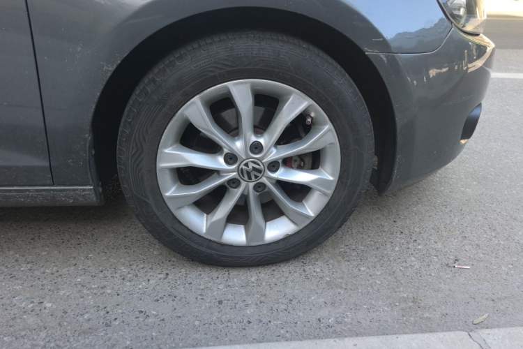 Used Volkswagen Golf 2012 1.6 Manual Comfort Edition Right Front Wheel Hub