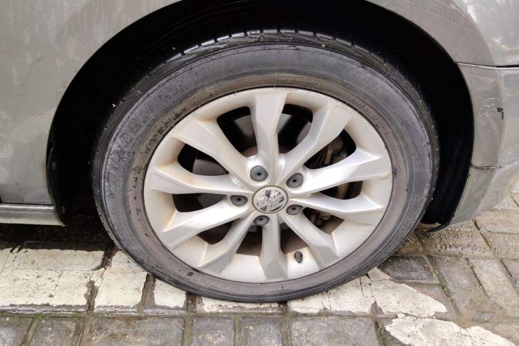 Used Volkswagen Golf 2012 1.4 TSI Automatic Comfort Edition Right Front Wheel Hub