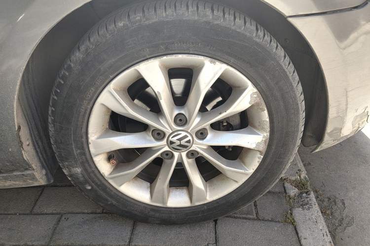Used Volkswagen Golf 2012 1.6 Manual Comfort Edition Right Front Wheel Hub