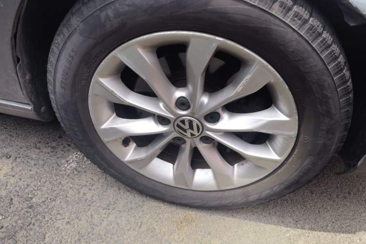 Used Volkswagen Golf 2012 1.4 TSI Automatic Comfort Edition Right Front Wheel Hub