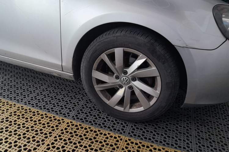Used Volkswagen Golf 2012 1.6 Manual Comfort Edition Right Front Wheel Hub