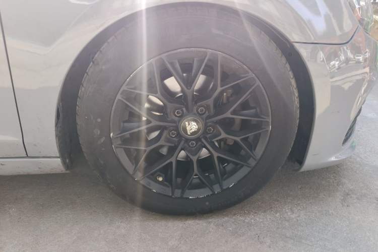 Used Volkswagen Golf 2012 1.4TSI Automatic Luxury Edition Right Front Wheel Hub