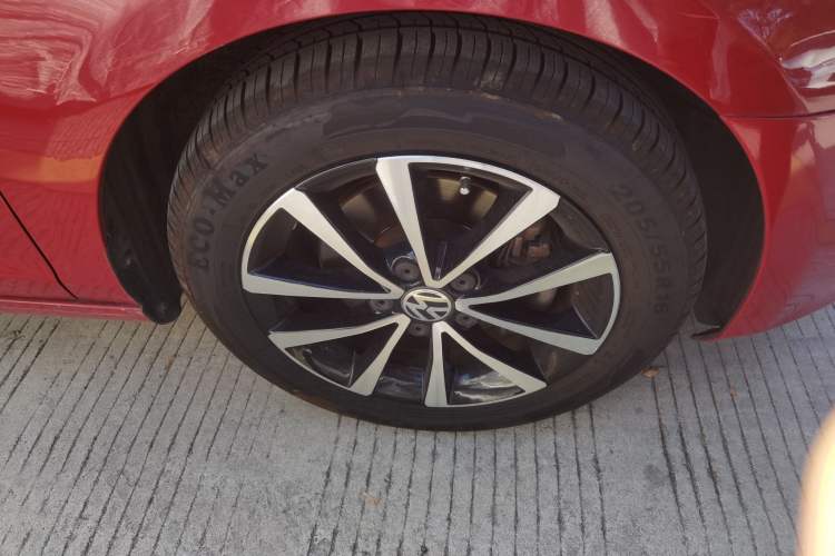 Used Volkswagen Golf 2012 1.4TSI Automatic Luxury Edition Right Front Wheel Hub
