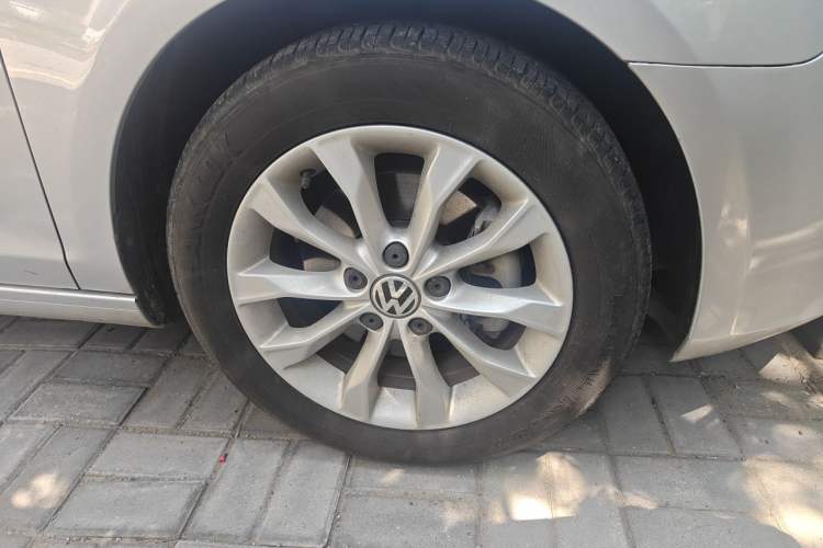Used Volkswagen Golf 2012 1.4 TSI Manual Comfort Edition Right Front Wheel Hub
