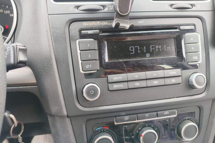 Used Volkswagen Golf 2012 1.6 Manual Fashion Edition Audio And AC Panel