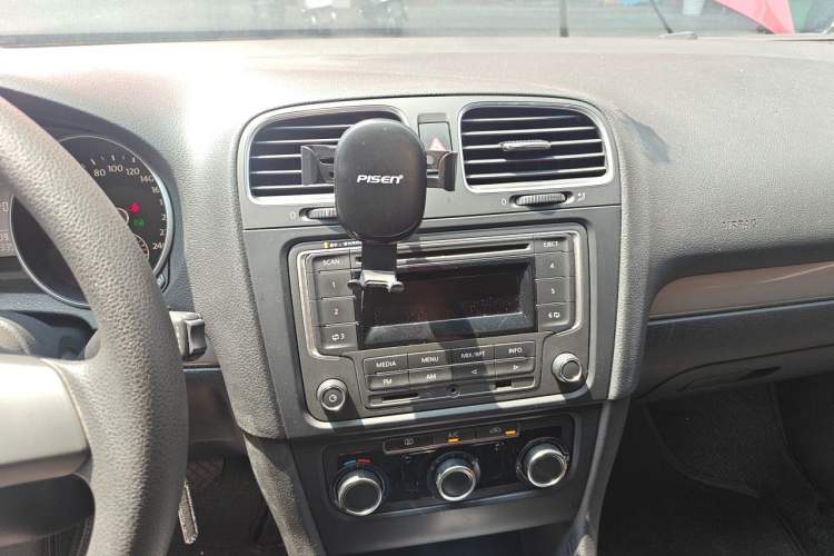 Used Volkswagen Golf 2012 1.6L Automatic Fashion Model Audio And AC Panel
