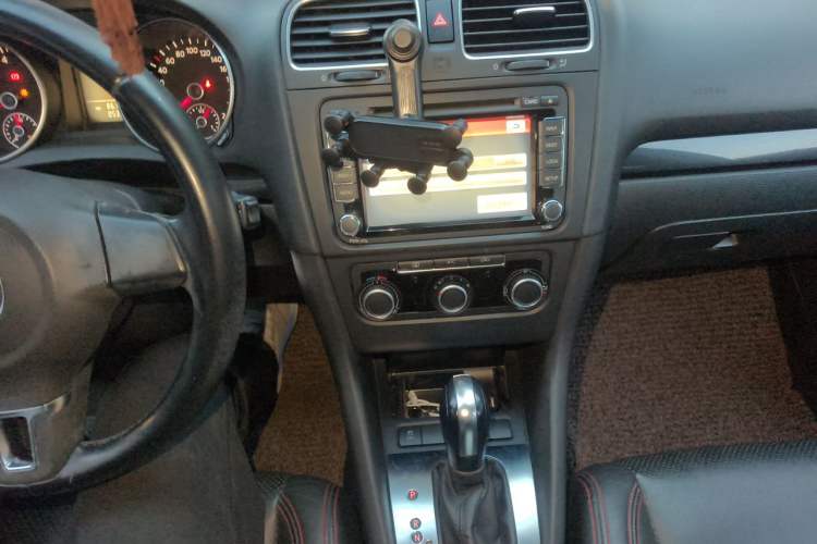 Used Volkswagen Golf 2012 1.6L Automatic Comfort Model Audio And AC Panel