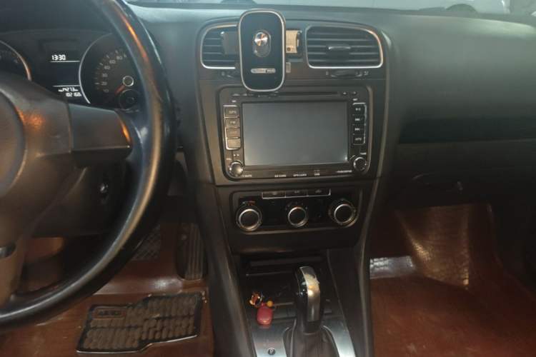 Used Volkswagen Golf 2012 1.6L Automatic Comfort Model Audio And AC Panel