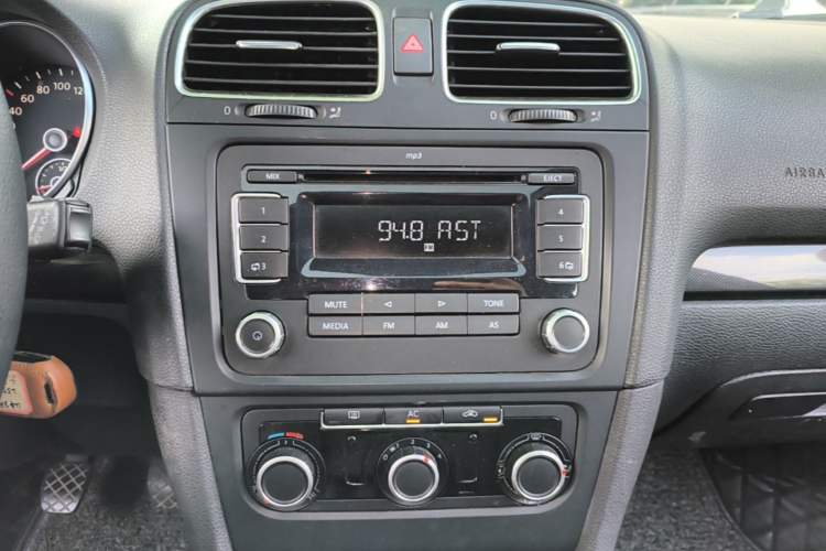 Used Volkswagen Golf 2012 1.6 Manual Comfort Edition Audio And AC Panel