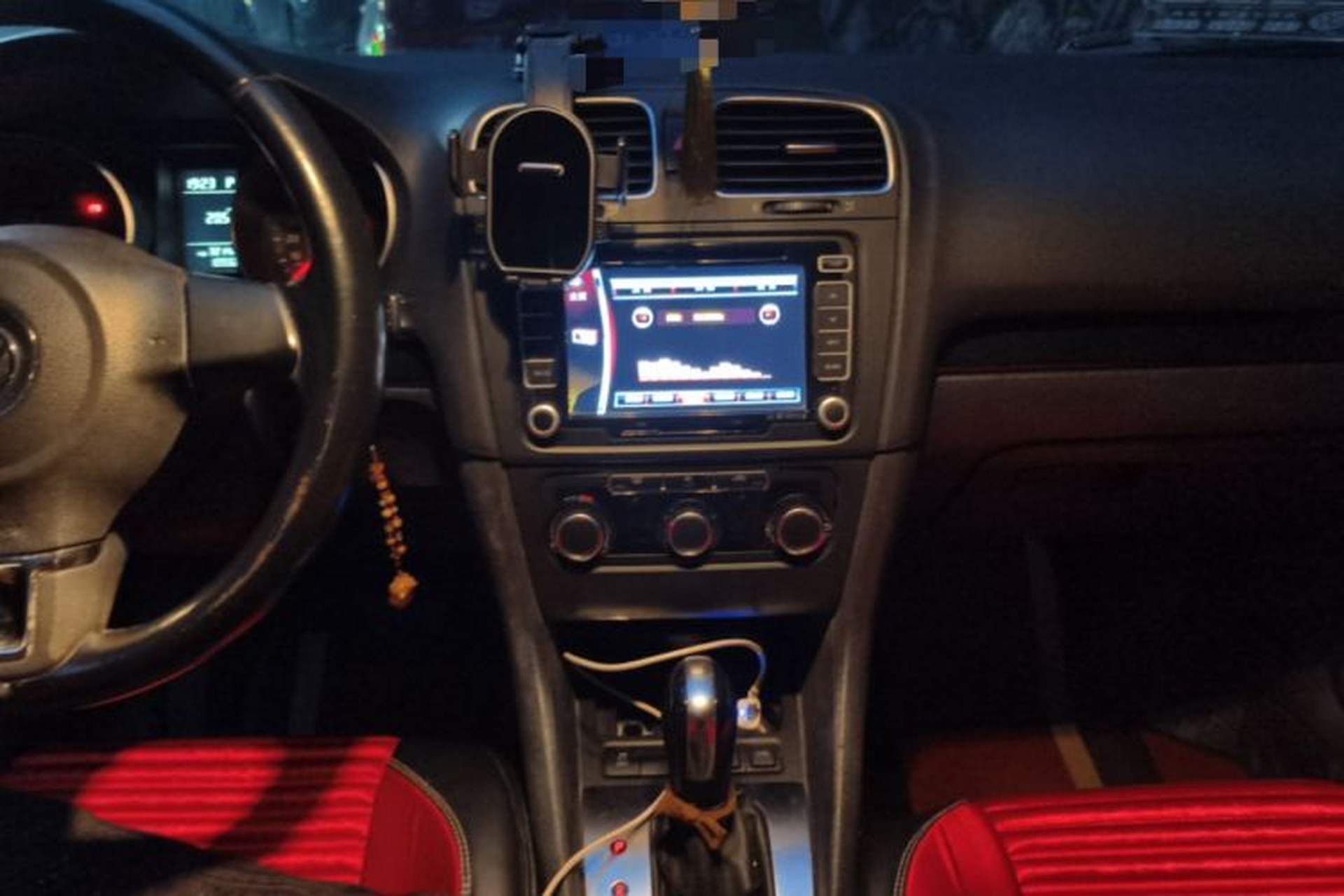 Used Volkswagen Golf 2012 1.6 Automatic Luxury Edition Audio And AC Panel