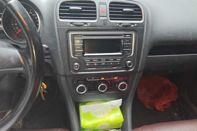 Used Volkswagen Golf 2012 1.6 Manual Comfort Edition Audio And AC Panel