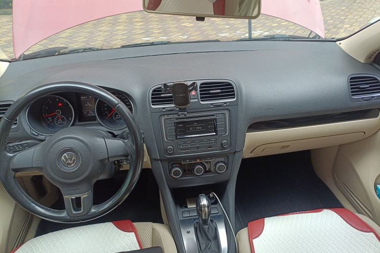 Used Volkswagen Golf 2012 1.6L Automatic Comfort Model Center Console
