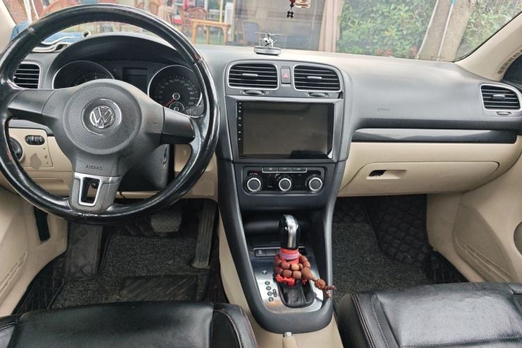 Used Volkswagen Golf 2012 1.6L Automatic Comfort Model Center Console