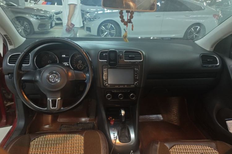 Used Volkswagen Golf 2012 1.6L Automatic Comfort Model Center Console