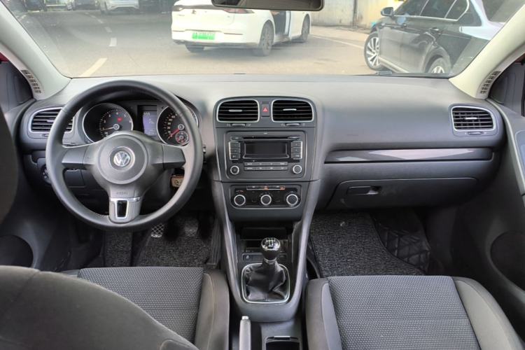 Used Volkswagen Golf 2012 1.6 Manual Comfort Edition Center Console