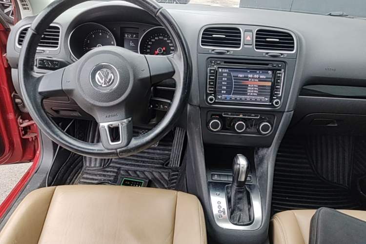Used Volkswagen Golf 2012 1.6L Automatic Comfort Model Center Console