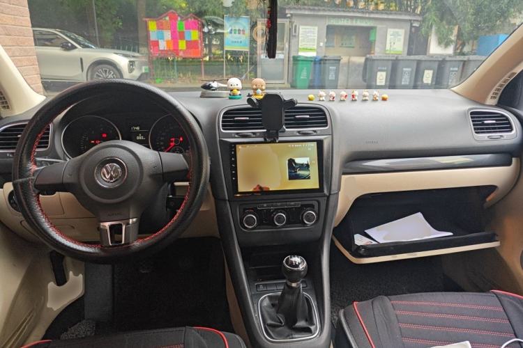 Used Volkswagen Golf 2012 1.6 Manual Comfort Edition Center Console