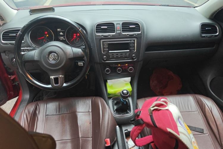 Used Volkswagen Golf 2012 1.6 Manual Comfort Edition Center Console