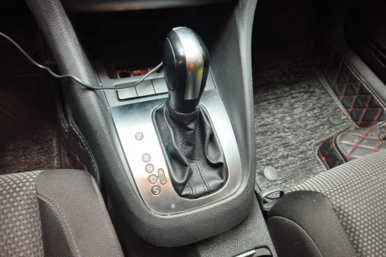 Used Volkswagen Golf 2012 1.6L Automatic Comfort Model Gear Lever