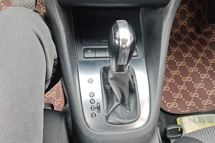 Used Volkswagen Golf 2012 1.6L Automatic Comfort Model Gear Lever