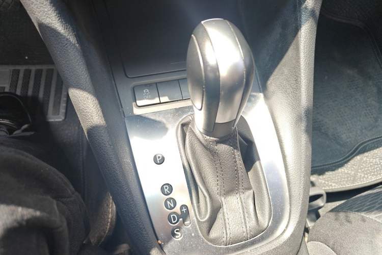 Used Volkswagen Golf 2012 1.6L Automatic Fashion Model Gear Lever