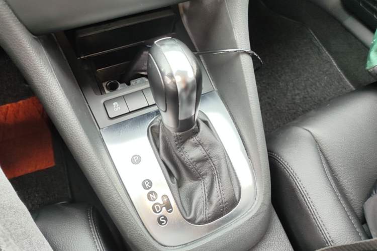Used Volkswagen Golf 2012 1.6L Automatic Comfort Model Gear Lever